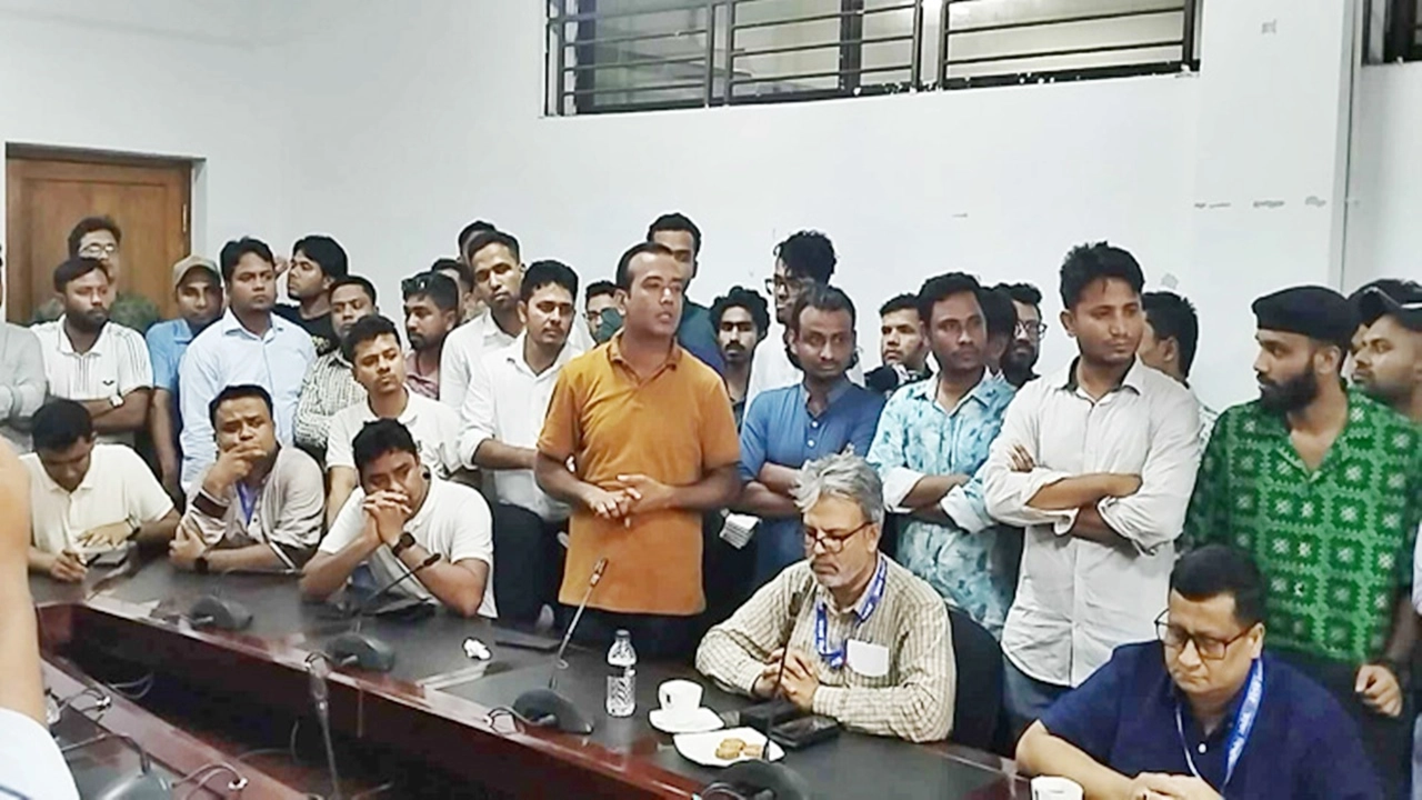 ঢাবির সিনেট ভবনে বৈঠকে উপাচার্যের সঙ্গে উত্তপ্ত বাক্য বিনিময় হয় ছাত্রদলের। ছবি : সংগৃহীত