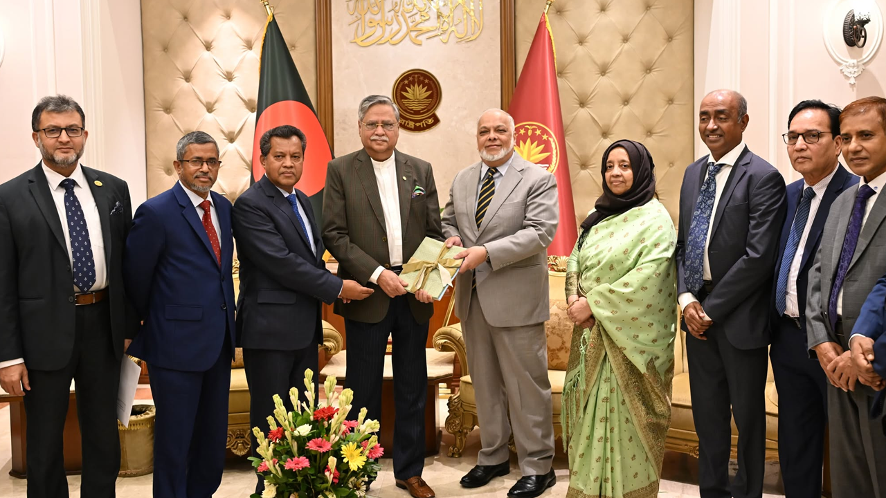 রাষ্ট্রপতির কাছে প্রতিবেদন হস্তান্তরকালে বাংলাদেশ জুডিসিয়াল সার্ভিস কমিশনের চেয়ারম্যান। ছবি : সংগৃহীত
