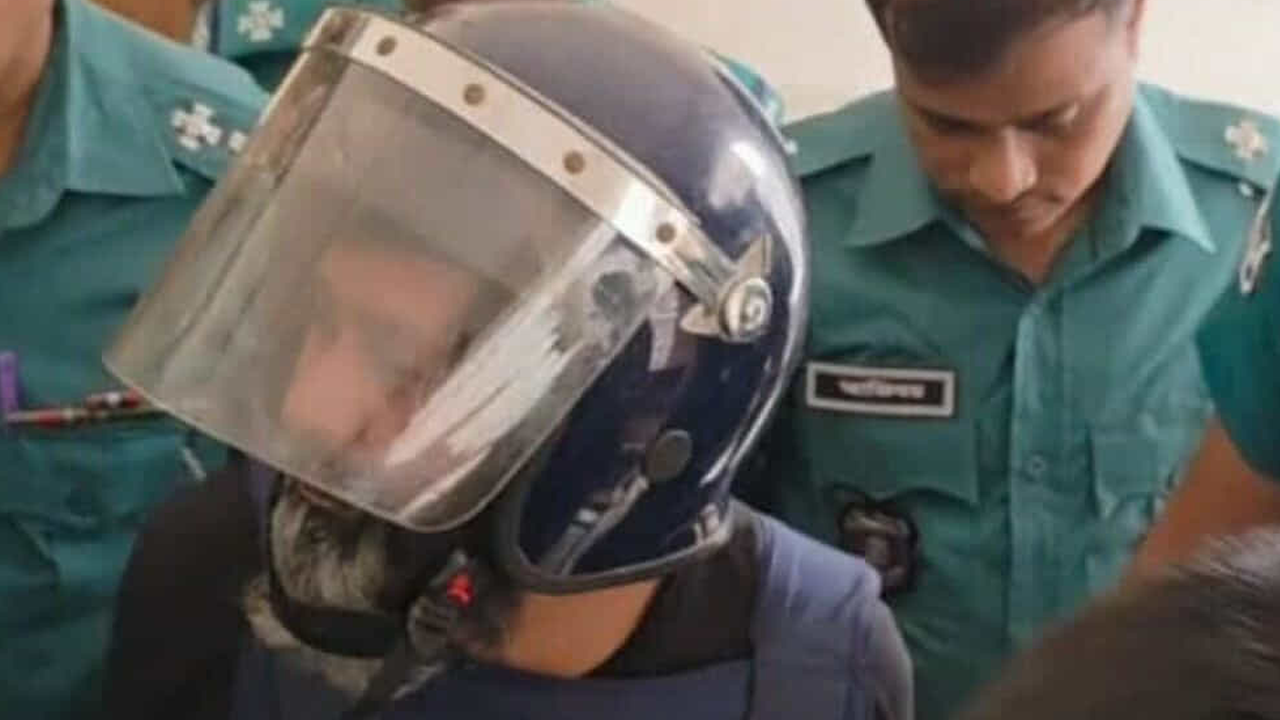 আদালত ভবনে শিক্ষক মুকিব মিয়া। ছবি : কালবেলা