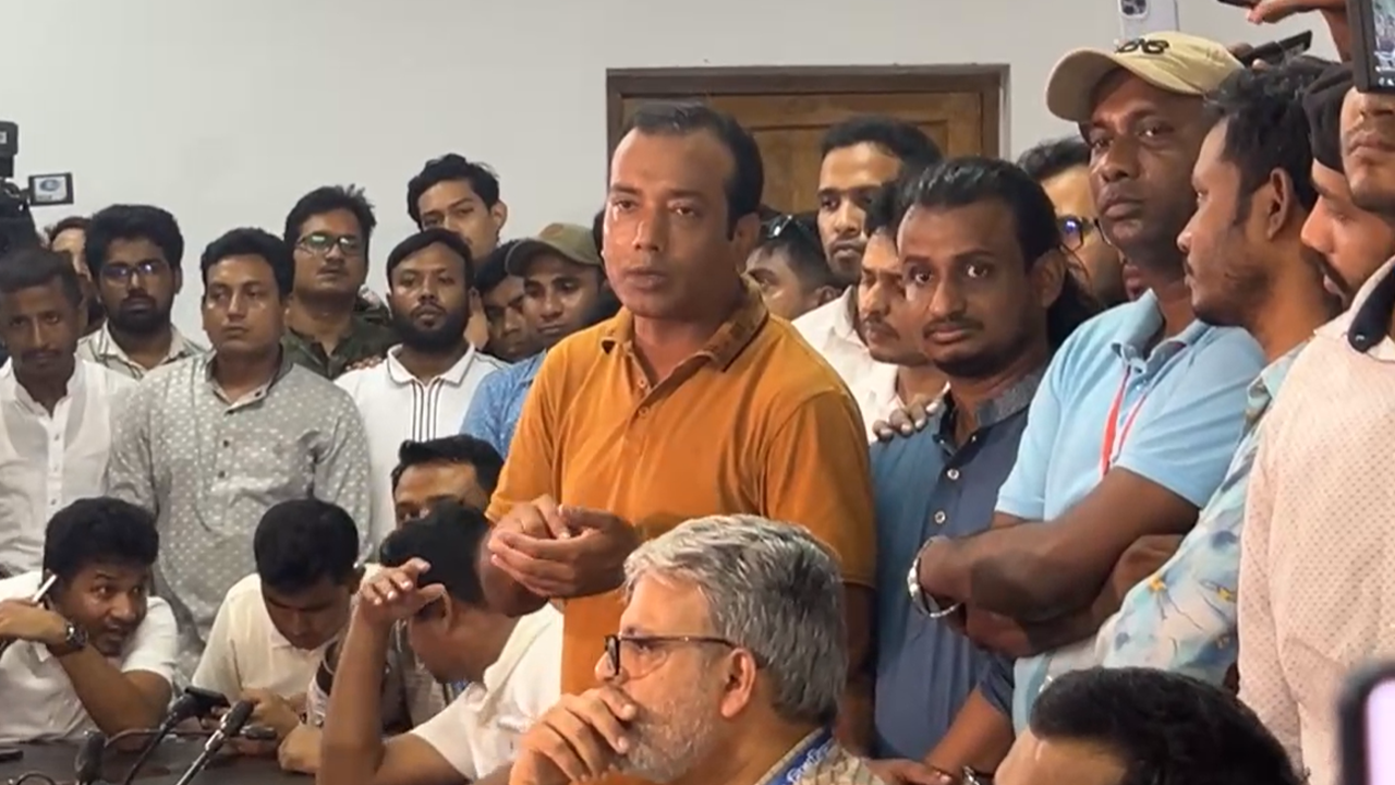 ঢাবি ভিসির সঙ্গে আলাপকালে ছাত্রদল সভপতি। ছবি : সংগৃহীত