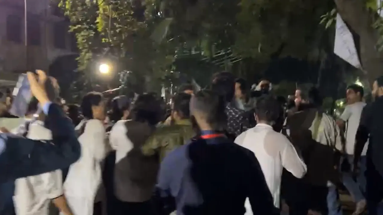 টিএসসিতে উত্তেজনা। ছবি : ভিডিও থেকে নেওয়া