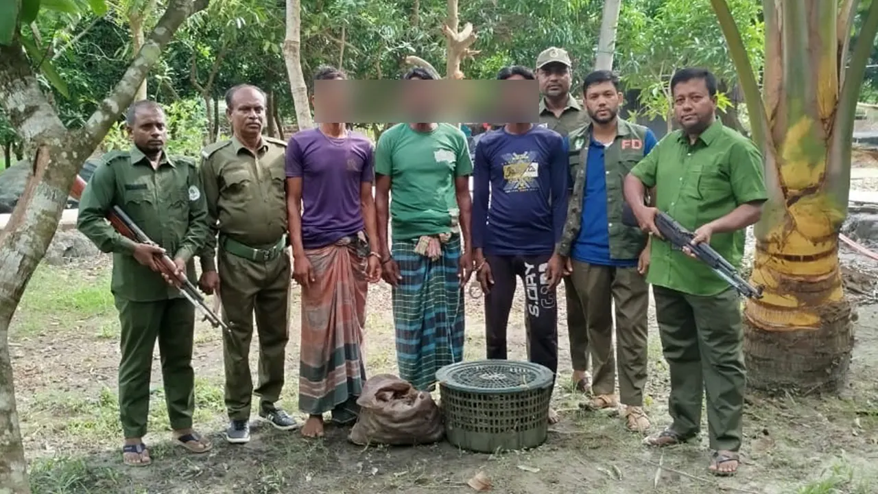 আটকৃত তিনজন। ছবি : সংগৃহীত