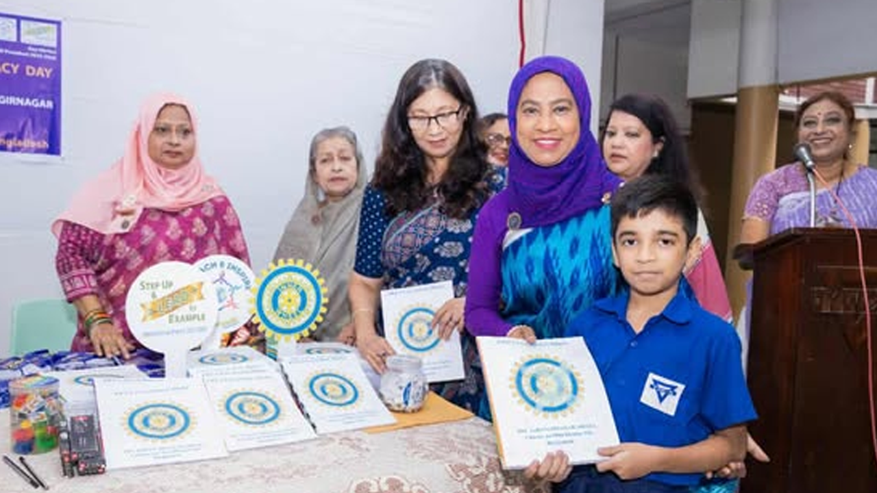 শিক্ষার্থীদের মধ্যে শিক্ষা উপকরণ বিতরণ করে ইনার হুইল ক্লাব জাহাঙ্গীরনগর। সৌজন্য ছবি