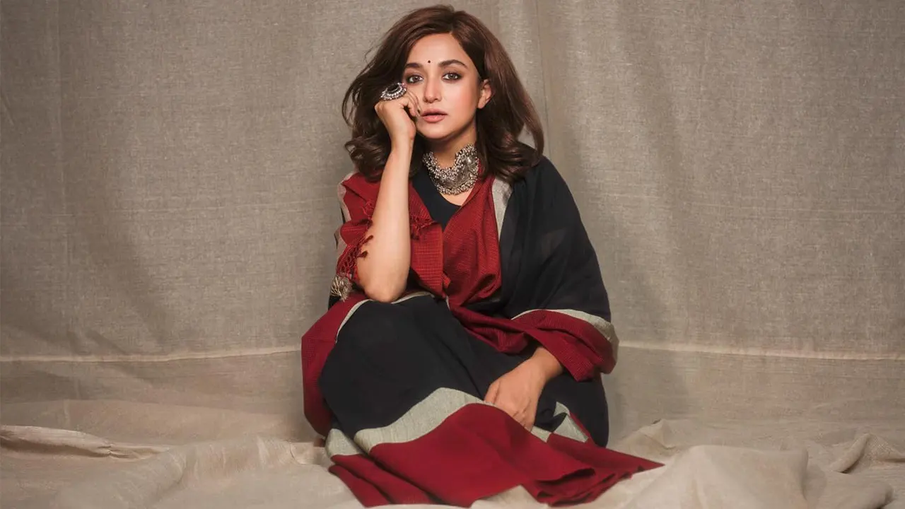 মোনালি ঠাকুর । ছবি : সংগৃহীত