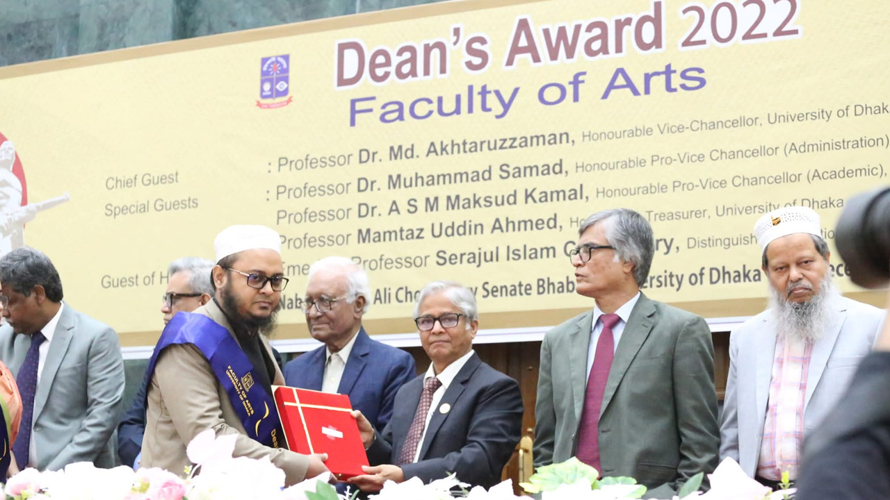 ২০২২ সালে ঢাকা বিশ্ববিদ্যালয়ের তৎকালীন ভিসি ড. আখতারুজ্জামানের হাত থেকে ডিনস অ্যাওয়ার্ড গ্রহণকালে মাওলানা শফিকুল হাসান শিহাব | ছবি : সংগৃহীত