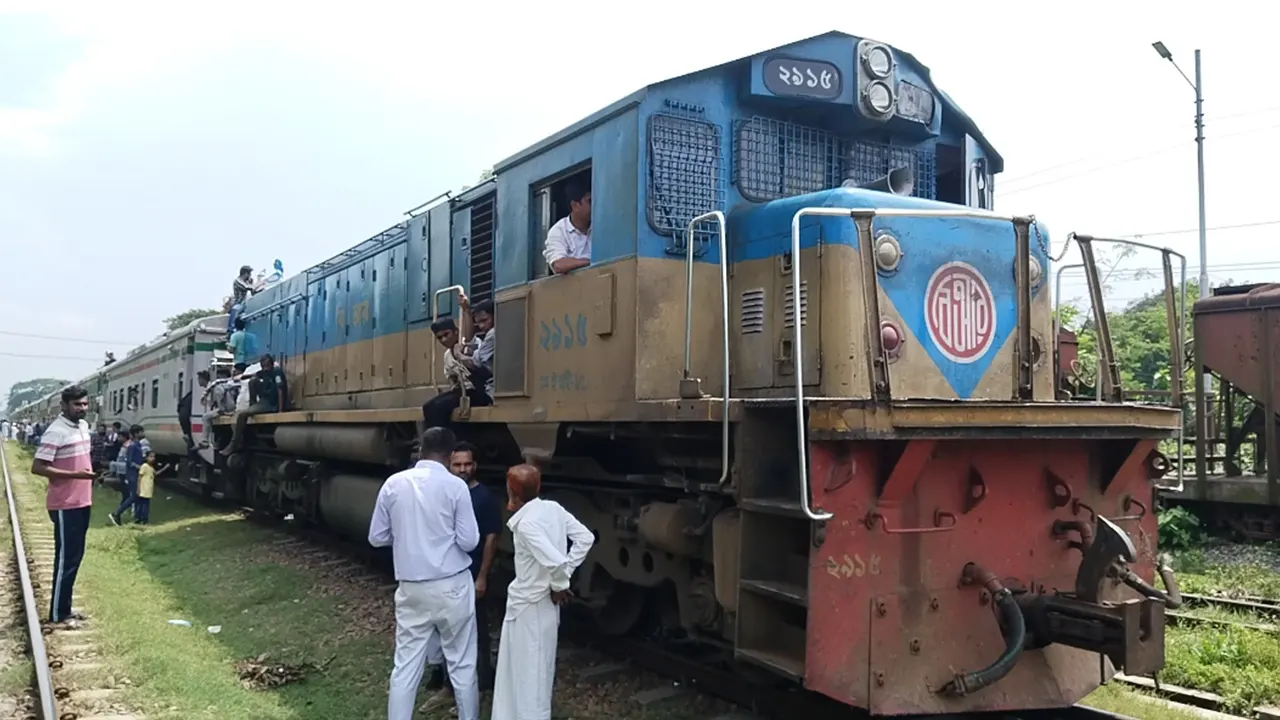 ব্রাহ্মণবাড়িয়ার আশুগঞ্জের তালশহরে কালনী এক্সপ্রেসের কাপলিং ভেঙে ট্রেনের বগি বিচ্ছিন্ন। ছবি : কালবেলা