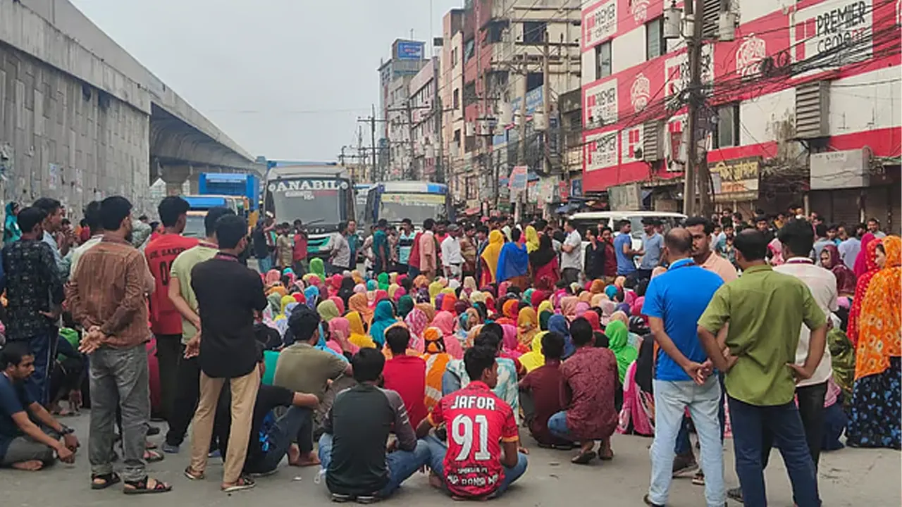আন্দোলনরত শ্রমিকরা। ছবি : সংগৃহীত