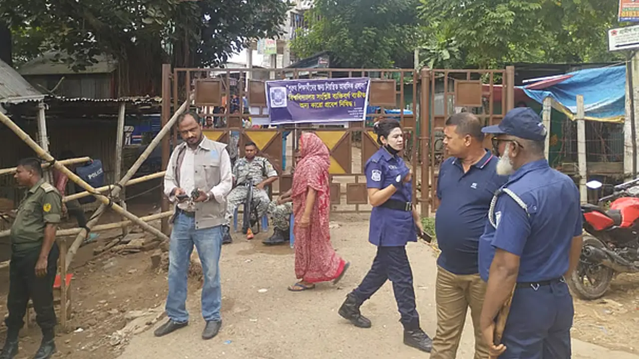 বিশ্ববিদ্যালয়ের বিভিন্ন গেইটে নিরাপত্তা দিচ্ছে আইনশৃঙ্খলা বাহিনী। ছবি : সংগৃহীত