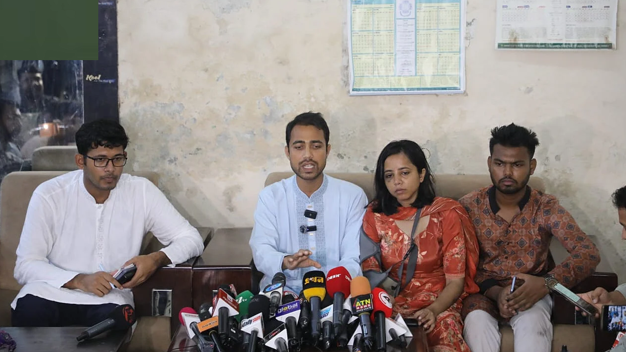 সংবাদ সম্মেলনে ছাত্রদলের প্যানেলের ভিপি প্রার্থী। ছবি : সংগৃহীত
