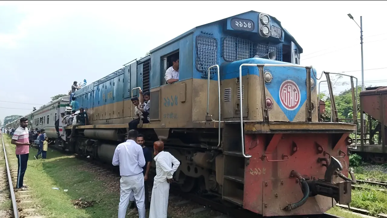 ঢাকাগামী কালনী এক্সপ্রেসের ৩ বগি বিচ্ছিন্ন