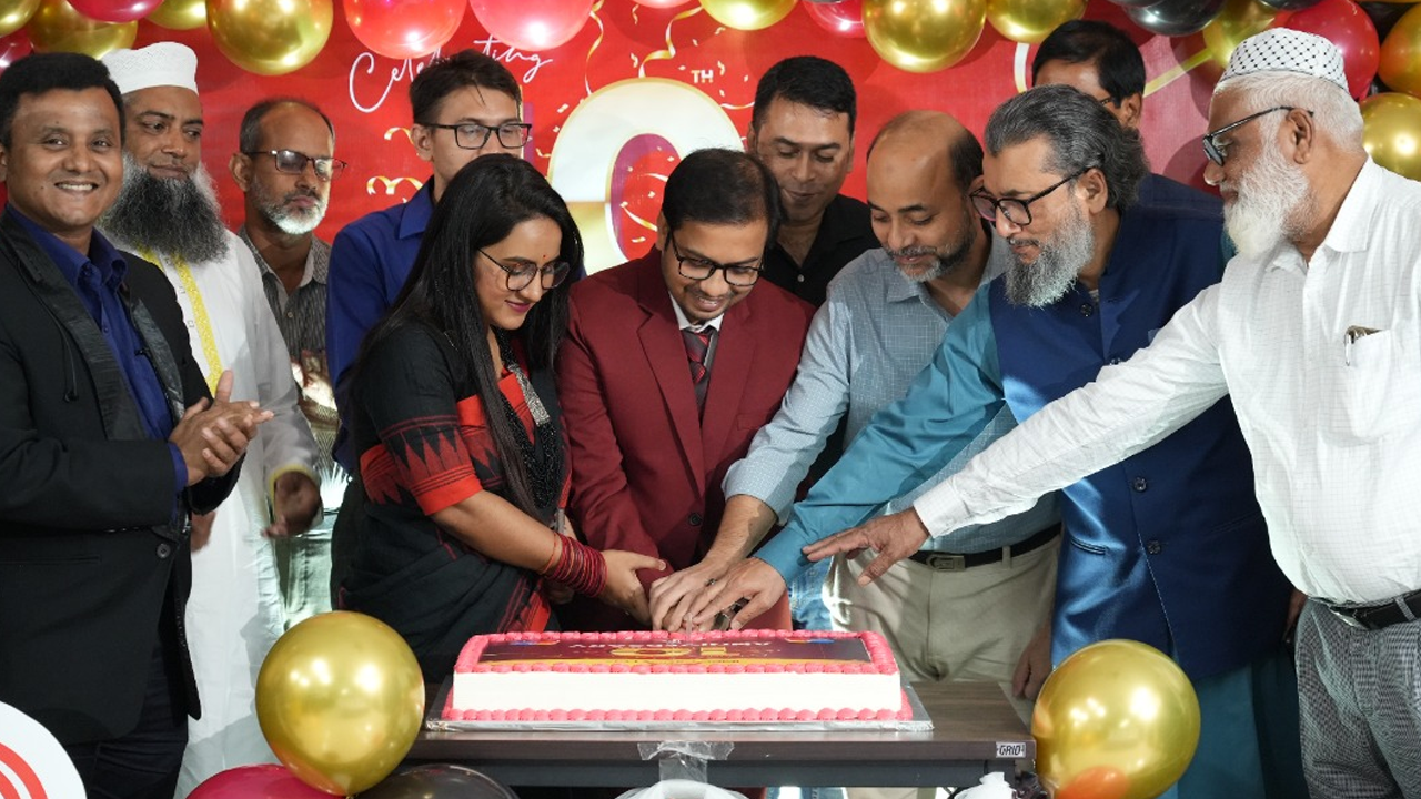 কেক কেটে বর্ষপূর্তি অনুষ্ঠানের উদ্বোধন করে আইএমবিডি এজেন্সির কর্মকর্তারা। ছবি : সংগৃহীত