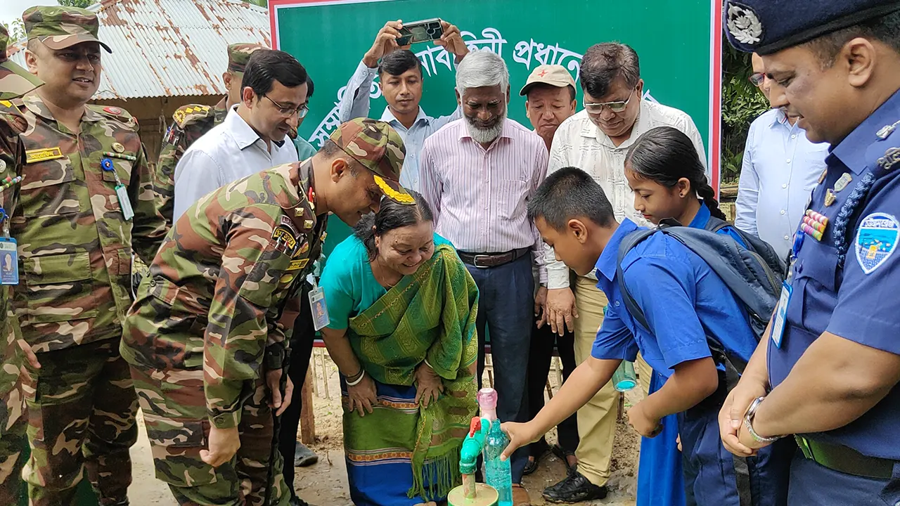 সৌরবিদ্যুতের মাধ্যমে বিশুদ্ধ পানি সরবরাহের প্রকল্পের উদ্বোধন করেন ব্রিগেডিয়ার জেনারেল হাসান মাহমুদ। ছবি : কালবেলা