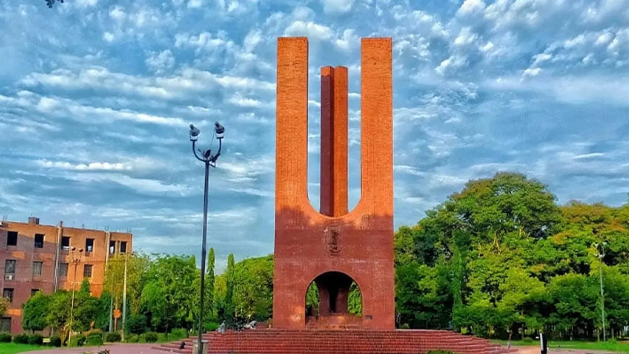 জাবি কেন্দ্রীয় শহীদ মিনার। ছবি : সংগৃহীত