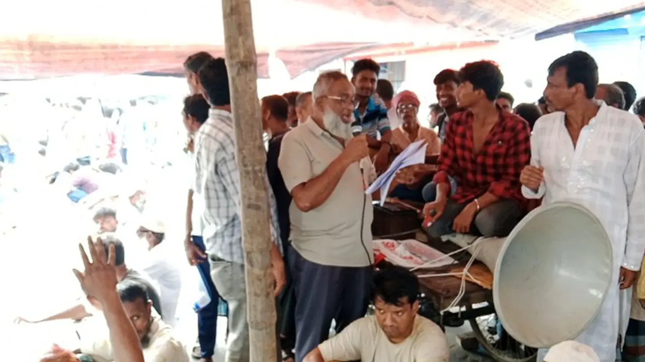 অনির্দিষ্টকালের জন্য সড়ক, মহাসড়ক ও রেলপথ বন্ধের ঘোষণা দেন আলগী ও হামিরদী ইউনিয়নের চেয়ারম্যানরা। ছবি : কালবেলা
