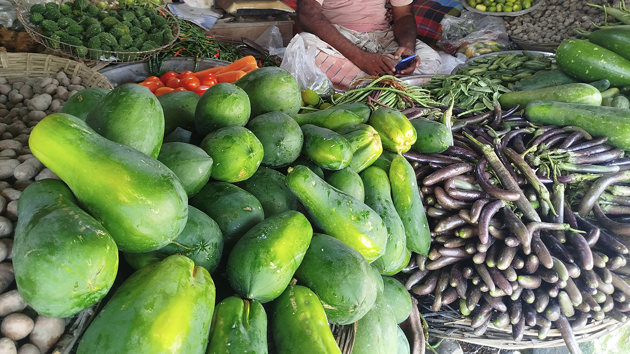 লালমনিরহাটের সবজির বাজার। ছবি : কালবেলা