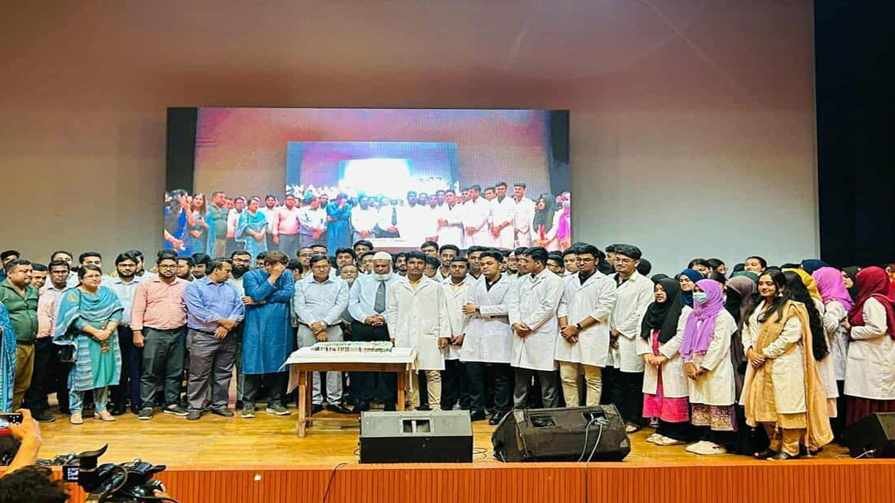 নবীনবরণ অনুষ্ঠানে শিক্ষার্থীরা। ছবি : সংগৃহীত