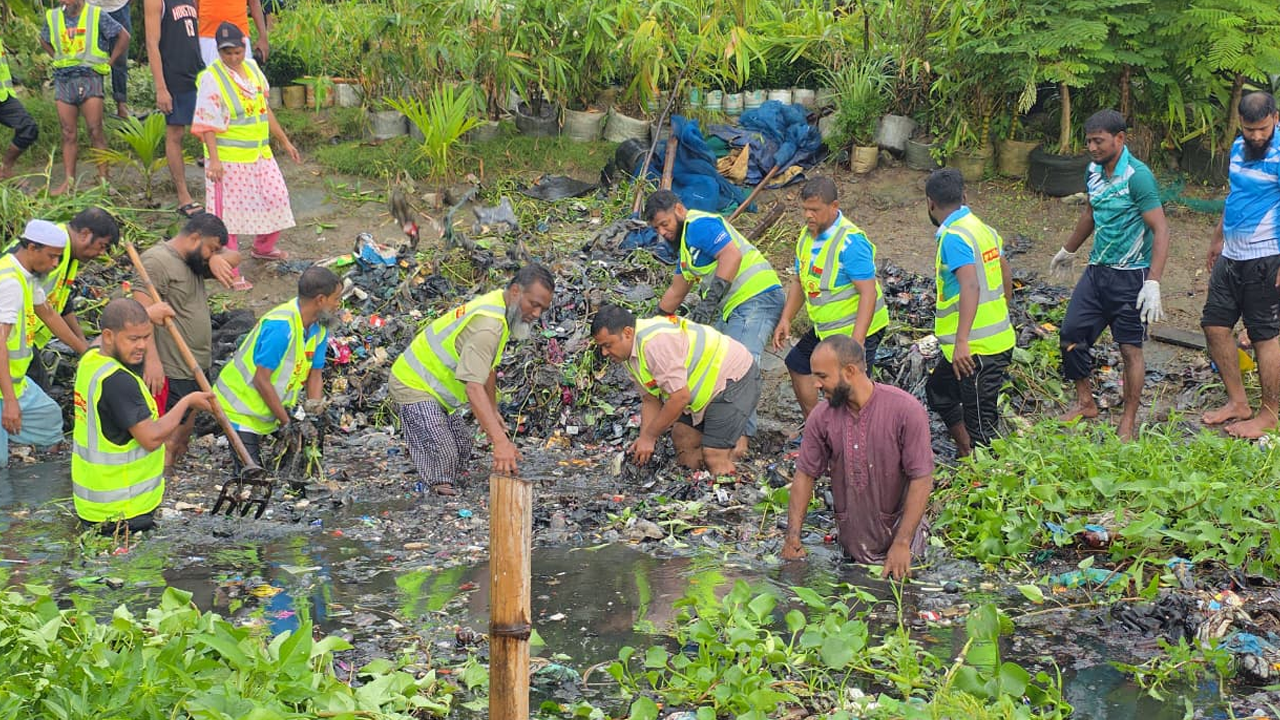 খাল পরিষ্কার কার্যক্রমে ঢাকা মহানগর উত্তর বিএনপির নেতারা। ছবি : সংগৃহীত