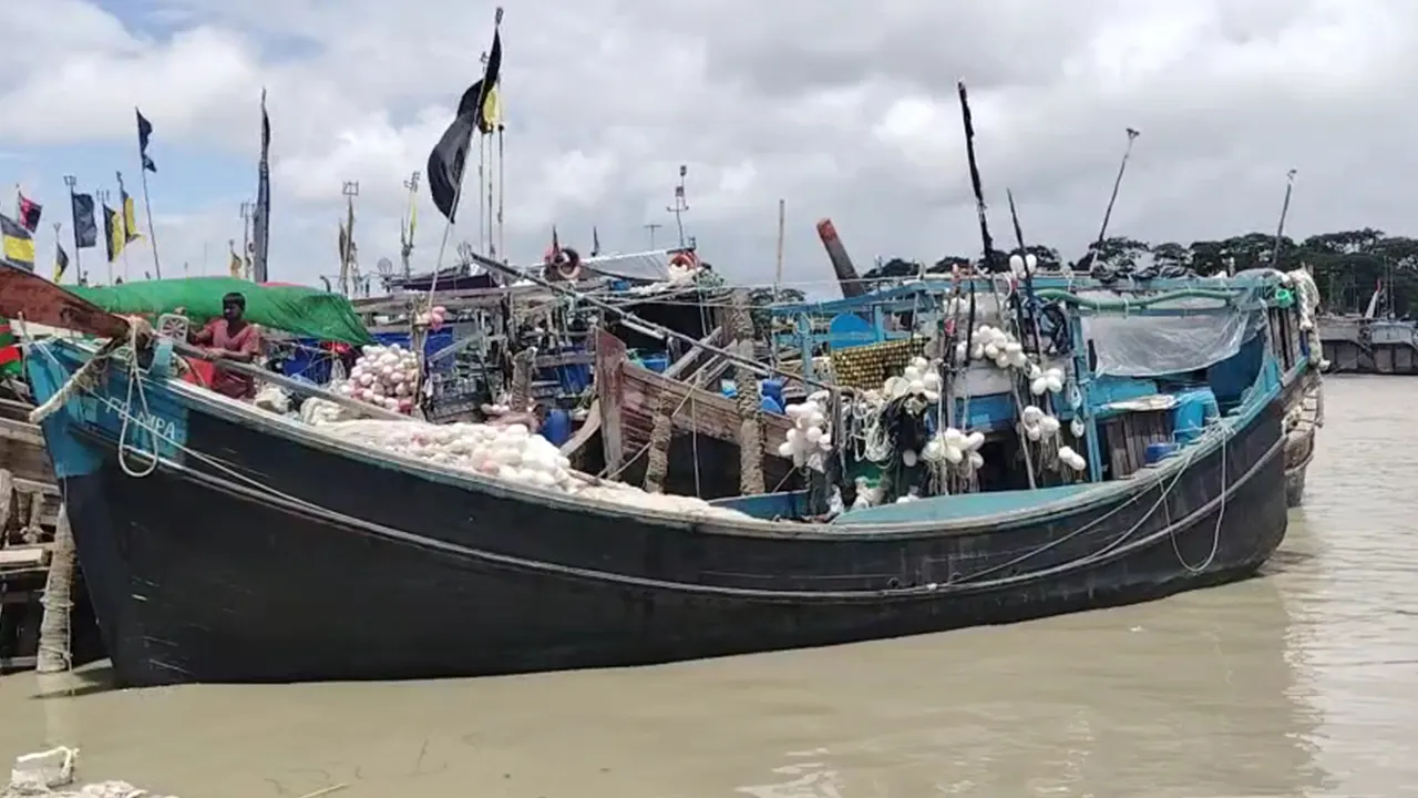 মাছ ধরার ট্রলার। ছবি : কালবেলা