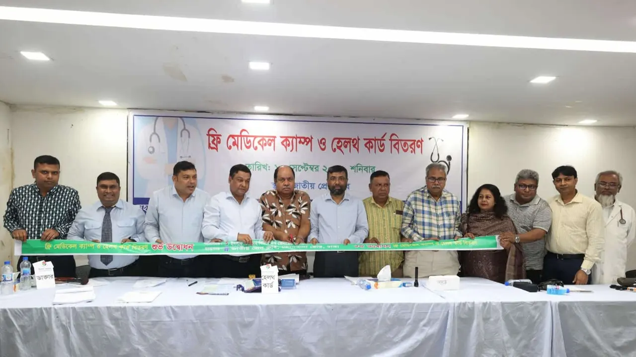 জাতীয় প্রেসক্লাবে ফ্রি মেডিকেল ক্যাম্প ও কর্পোরেট ডিসকাউন্ট হেলথ কার্ড বিতরণ অনুষ্ঠিত হয়েছে। ছবি : কালবেলা