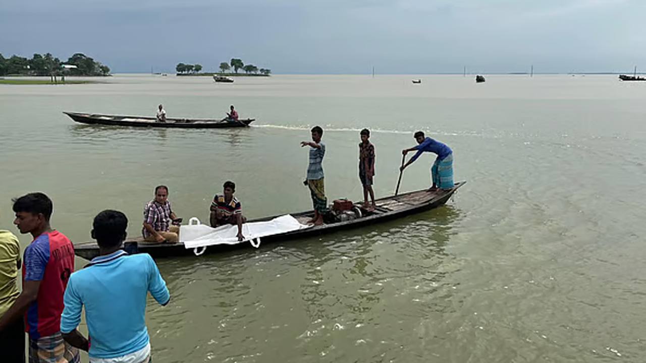 স্পিডবোট উল্টে নিখোঁজদের তিনজনের মরদেহ উদ্ধার। ছবি : সংগৃহীত