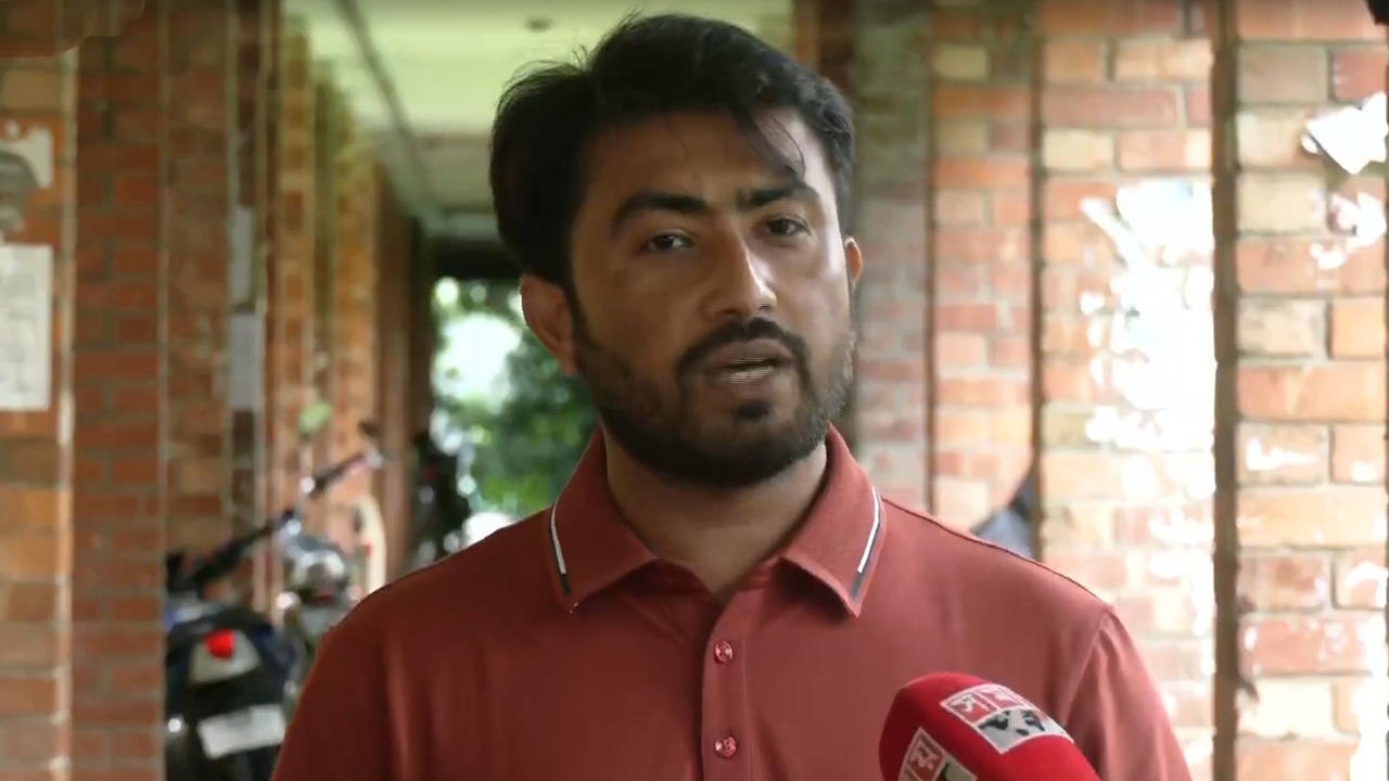 সাংবাদিকদের সঙ্গে আলাপকালে জাকসুর নবনির্বাচিত ভিপি আবদুর রশিদ জিতু। ছবি : সংগৃহীত