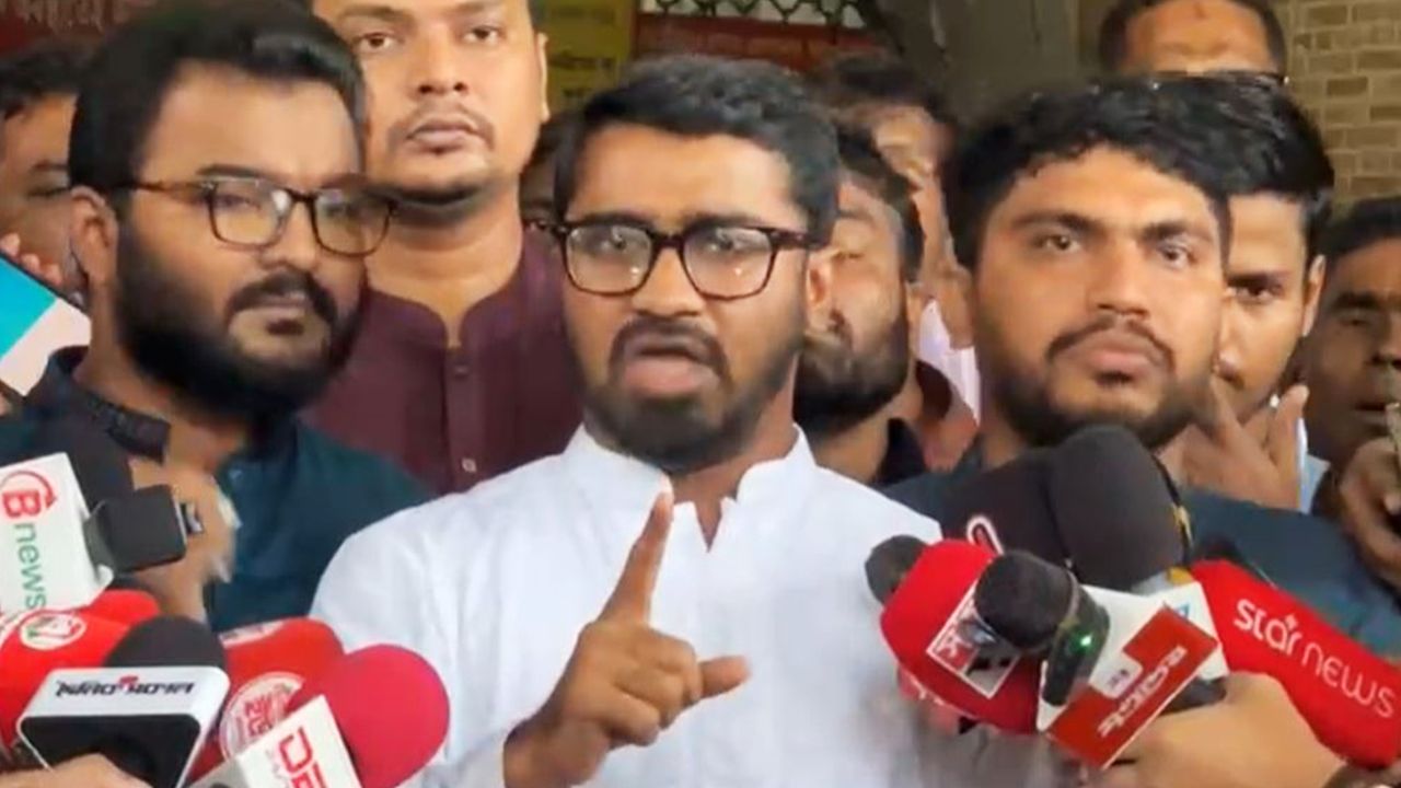 বক্তব্য রাখেন গণঅধিকার পরিষদের সাধারণ সম্পাদক রাশেদ খাঁন। ছবি : সংগৃহীত