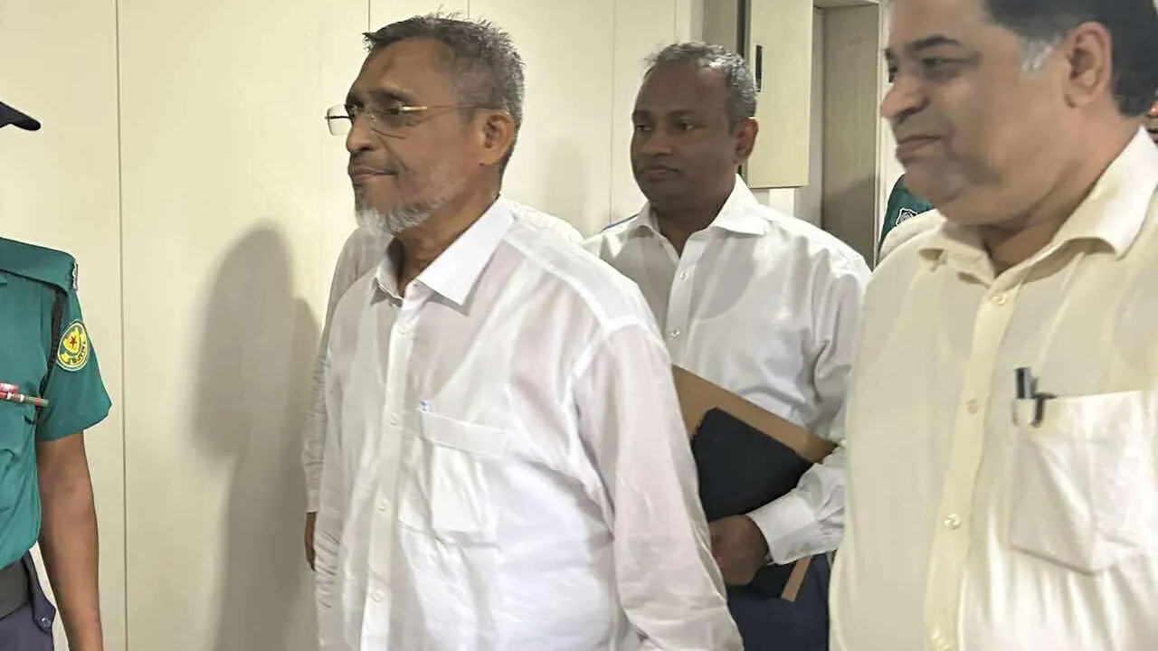 স্বরাষ্ট্র মন্ত্রণালয়ে লুৎফুজ্জামান বাবর। ছবি : কালবেলা