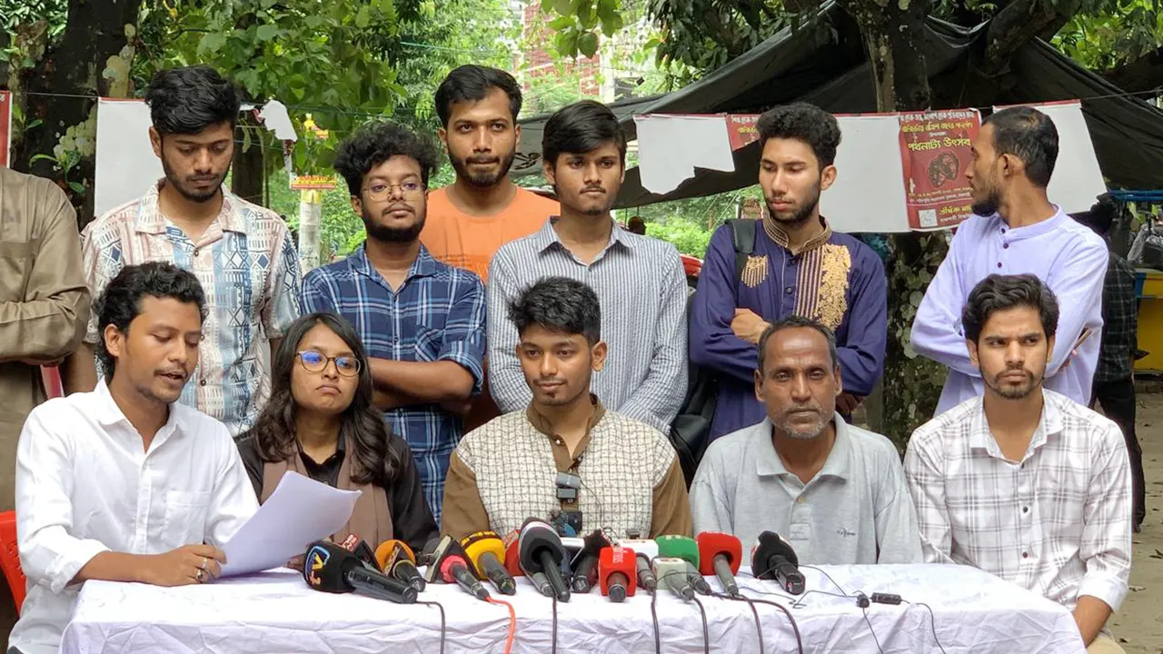সংবাদ সম্মেলন করে প্যানেল ঘোষণা করেন ৫১ বছর বয়সী মোর্শেদ। ছবি : কালবেলা