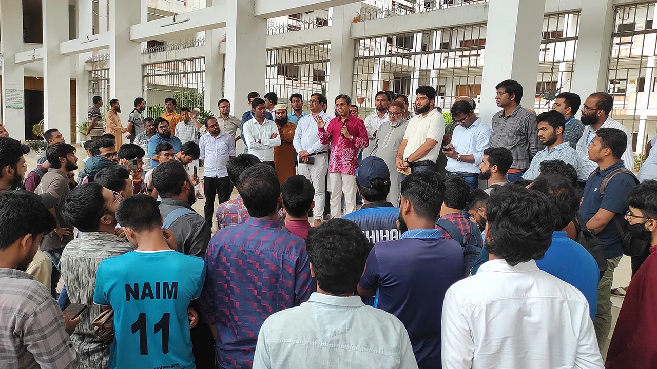 যবিপ্রবিতে অবস্থান কর্মসূচিতে করা শিক্ষার্থীদের সঙ্গে কথা বলেন ভিসি অধ্যাপক মো. আব্দুল মজিদ। ছবি : কালবেলা
