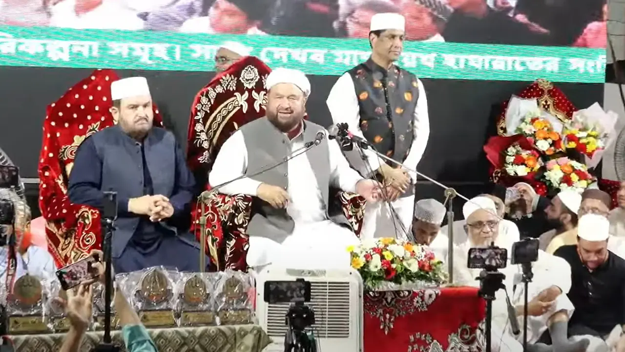 আনজুমান-এ রহমানিয়া আহমদিয়া সুন্নিয়া ট্রাস্টের শতবর্ষ উদযাপন অনুষ্ঠানে সৈয়দ মুহাম্মদ সাবির শাহ্। ছবি : কালবেলা