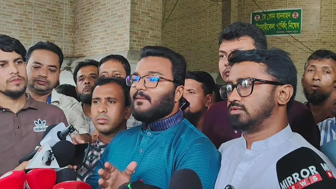 সাংবাদিকদের সঙ্গে কথা বলছেন গণঅধিকার পরিষদের নেতারা। ছবি : সংগৃহীত