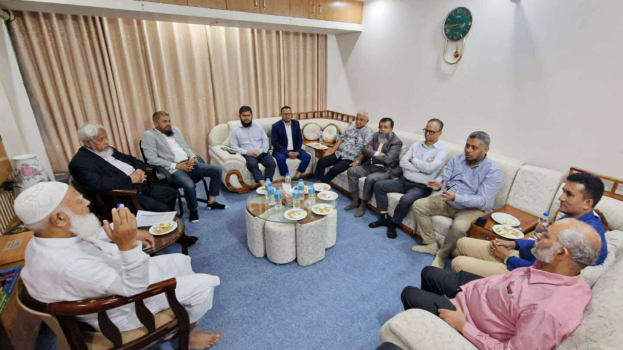 জামায়াত আমিরের সঙ্গে সৌজন্য সাক্ষাৎ করেছে দেশের শিল্প মালিকদের একটি প্রতিনিধিদল। ছবি: সৌজন্য
