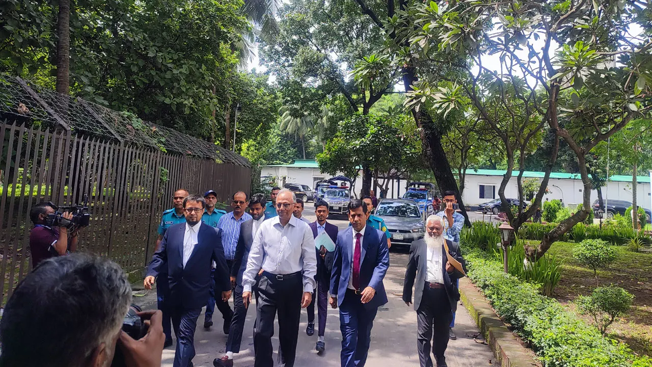 ট্রাইব্যুনালে যাচ্ছেন মাহমুদুর রহমান। ছবি: সংগৃৃহীত