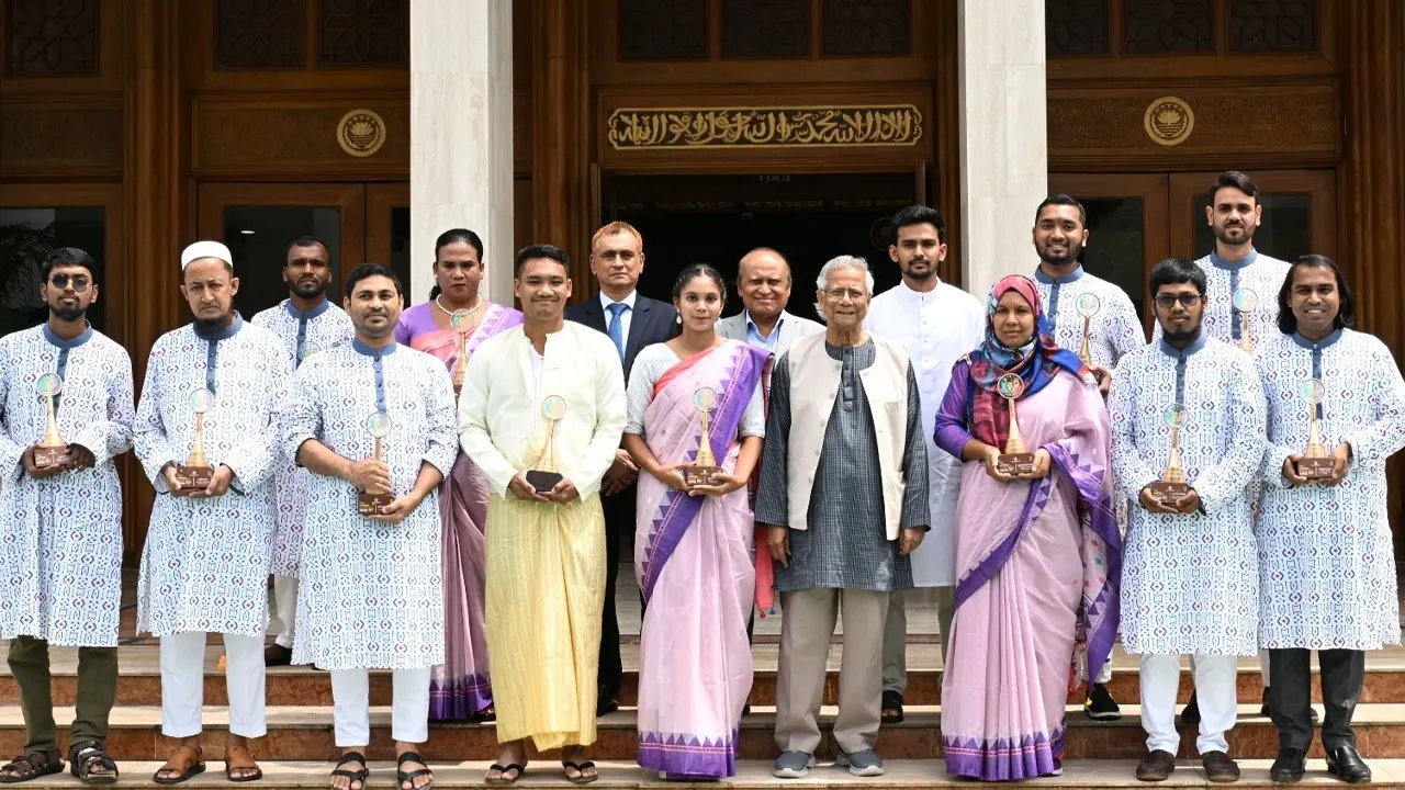 পুরস্কারপ্রাপ্তদের সঙ্গে প্রধান উপদেষ্টা। ছবি : সংগৃহীত