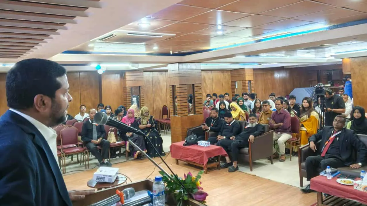 নবীনবরণ অনুষ্ঠানে এম কফিল উদ্দিন আহমেদ। ছবি : কালবেলা