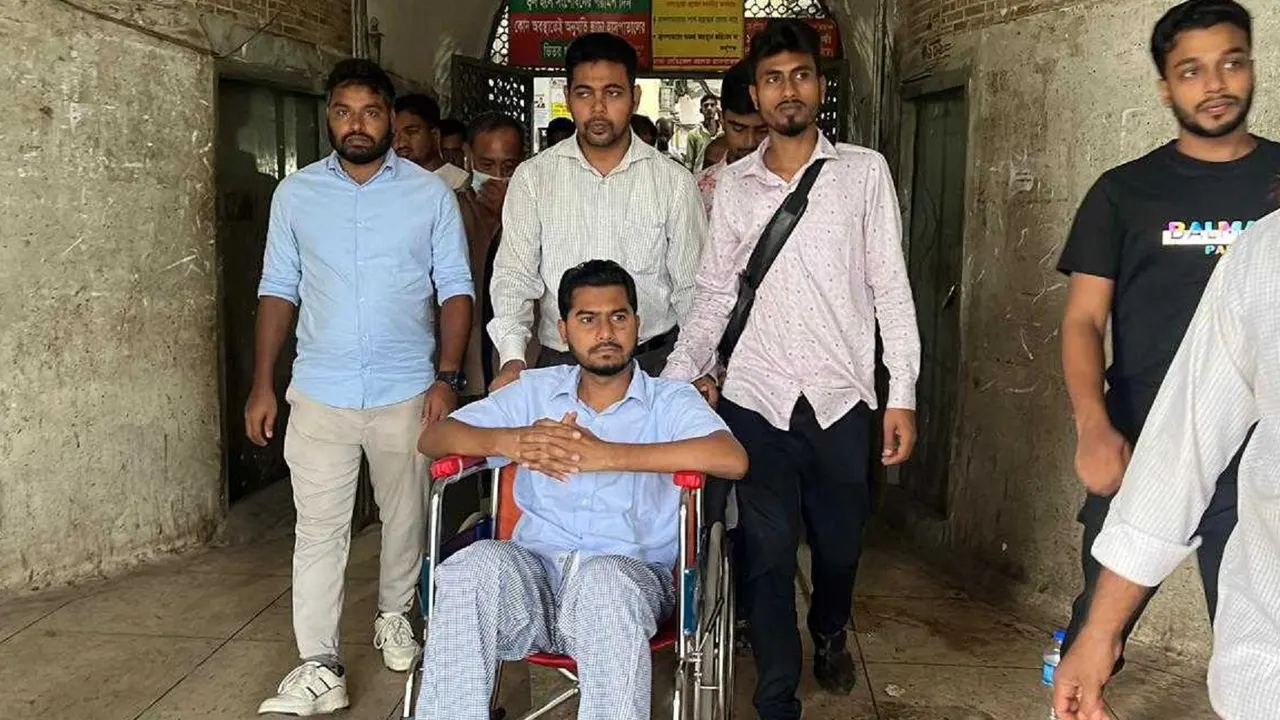 হাসপাতাল ছাড়ছেন নুর। ছবি : সংগৃহীত