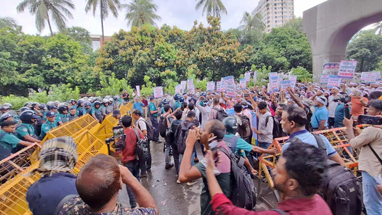 শিক্ষকরা যমুনার দিকে যেতে চাইলে বাধা দেয় পুলিশ। ছবি : সংগৃহীত
