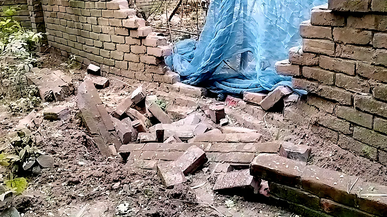 ককটেল বিস্ফোরণের আঘাতে কবরস্থানের পাশের সীমানা প্রাচীর ভেঙে পড়ে। ছবি : কালবেলা