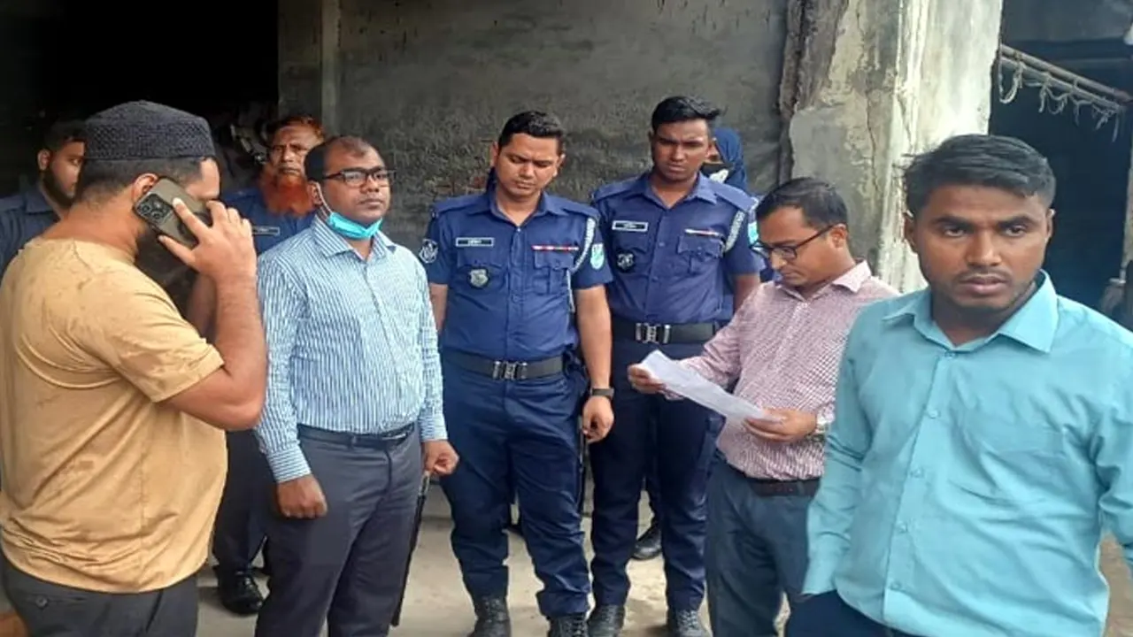 ছয় শিল্প-কারখানায় অভিযান চালিয়ে বিদ্যুৎ ও গ্যাস সংযোগ বিচ্ছিন্ন করে দিয়েছে পরিবেশ অধিদপ্তর। ছবি : কালবেলা