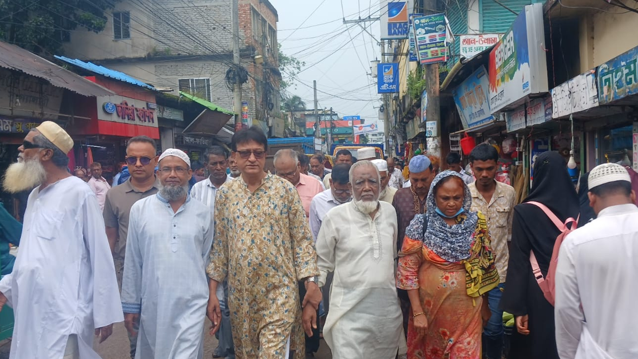 ফেনী সদরের জেএসডি রাজনৈতিক নেতাদের সঙ্গে দলটির সাধারণ সম্পাদক শহীদ উদ্দিন মাহমুদ স্বপন। ছবি : সংগৃহীত