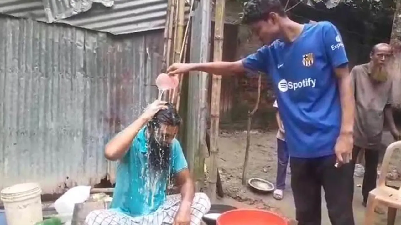 গাইবান্ধার পলাশবাড়ীতে স্ত্রীকে তালাক দিয়ে দুধ দিয়ে গোসল করেন লিটন ফারাজি। ছবি : সংগৃহীত