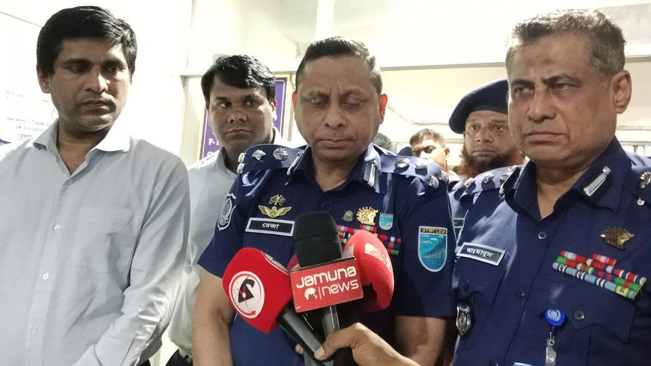 সাংবাদিকদের সঙ্গে কথা বলছেন ঢাকা রেঞ্জের ডিআইজি রেজাউল করিম মল্লিক। ছবি : কালবেলা