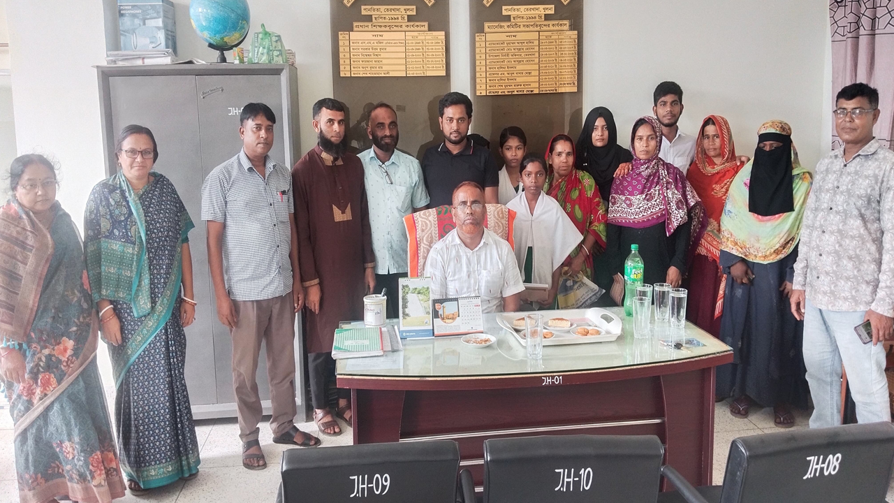 এ এফ এম আব্দুল জলিল মাধ্যমিক বিদ্যালয়ে গরিব শিক্ষার্থীদের পাশে দাঁড়াল মজিদ মল্লিক ফাউন্ডেশন। ছবি : সংগৃহীত