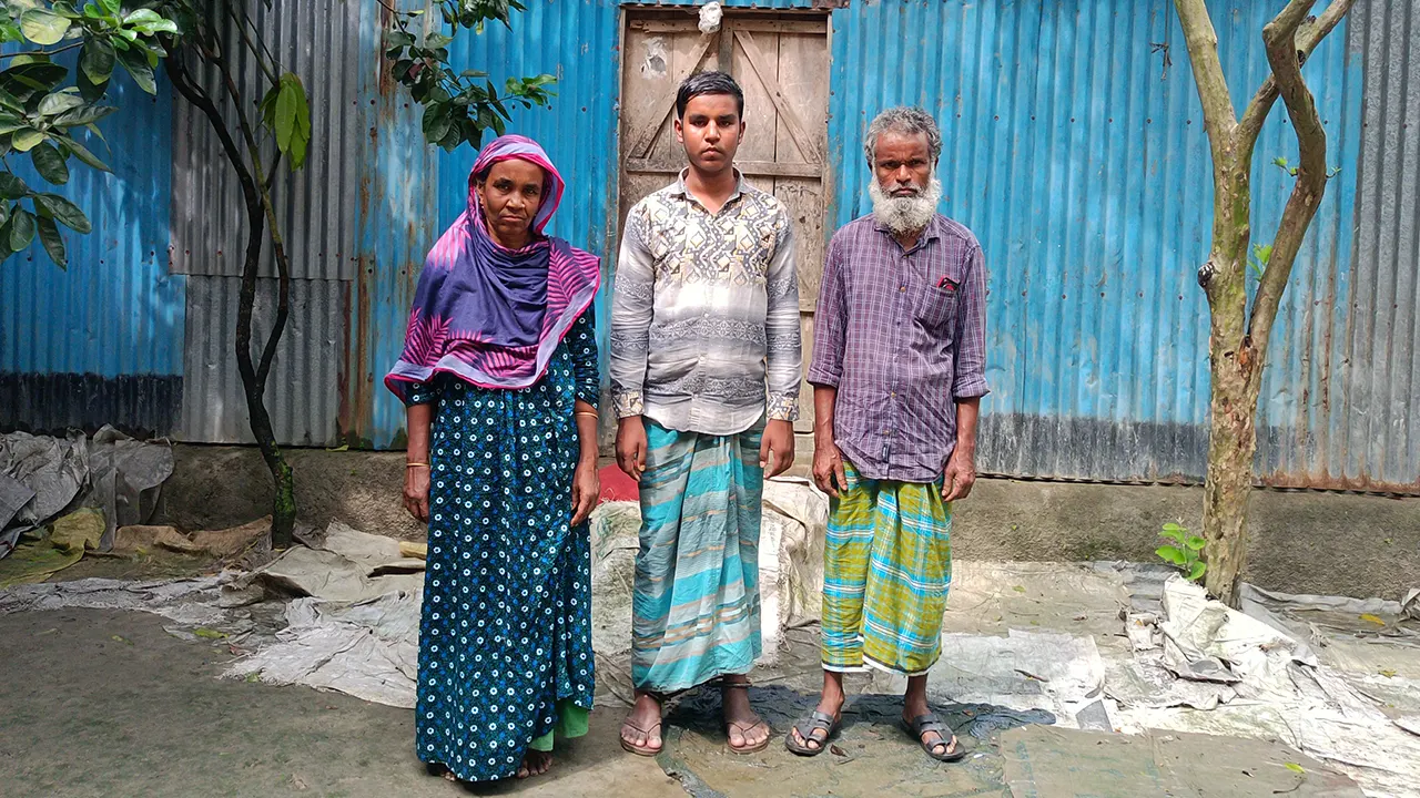 মা-বাবার সঙ্গে শেকলবন্দি আকাশ। ছবি : কালবেলা