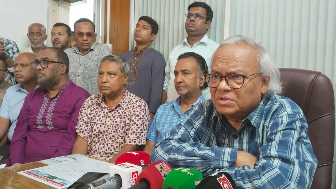 নয়াপল্টনে সংবাদ সম্মেলনে রিজভী। ছবি : কালবেলা