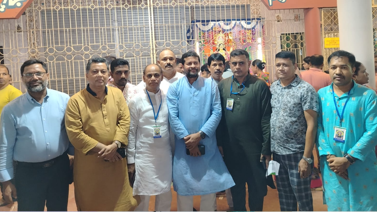 মন্দির পরিদর্শনকালে এম কফিল উদ্দিন আহমেদ। ছবি : সংগৃহীত