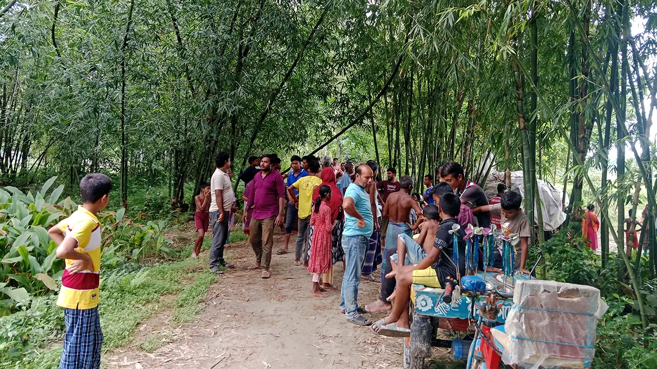 যুবককে ধরে নিয়ে যাওয়ায় এলাবাসীর উত্তেজনা। ছবি : কালবেলা