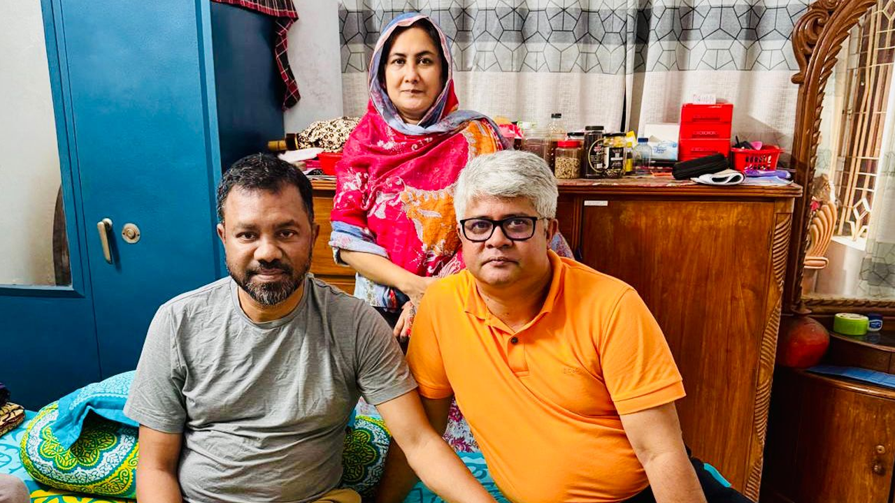 শেখ আবু হোসেন বাবুর সঙ্গে পারভেজ মল্লিক। ছবি : সংগৃহীত