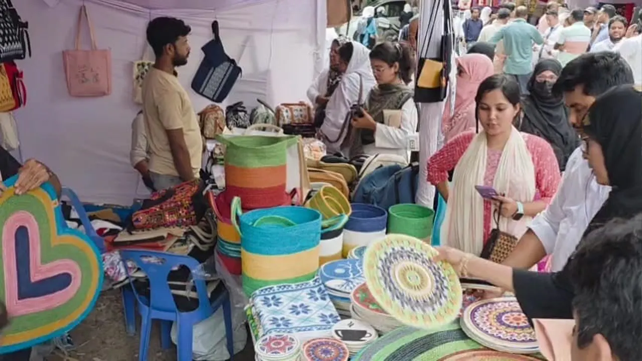 পাটপণ্য মেলায় দর্শনার্থীরা। ছবি: কালবেলা