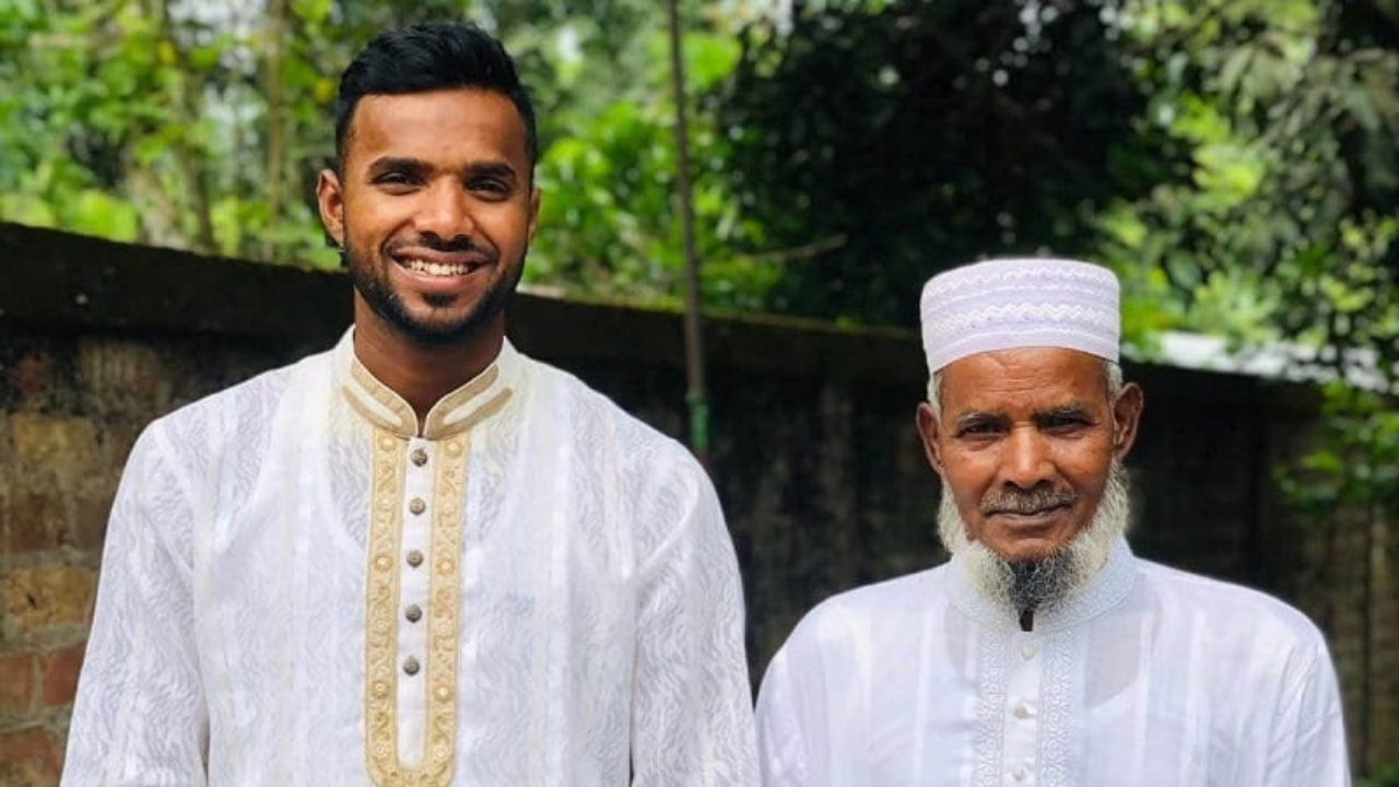 বাবার সঙ্গে এবাদত হোসেন। ‍ছবি : সংগৃহীত